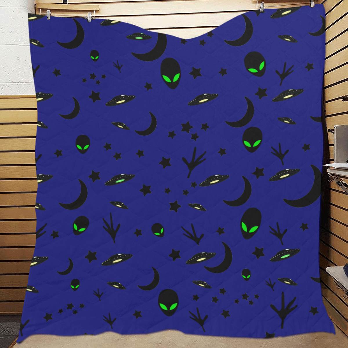 Alien Flying Saucers Stars Pattern Quilt 70"x80"