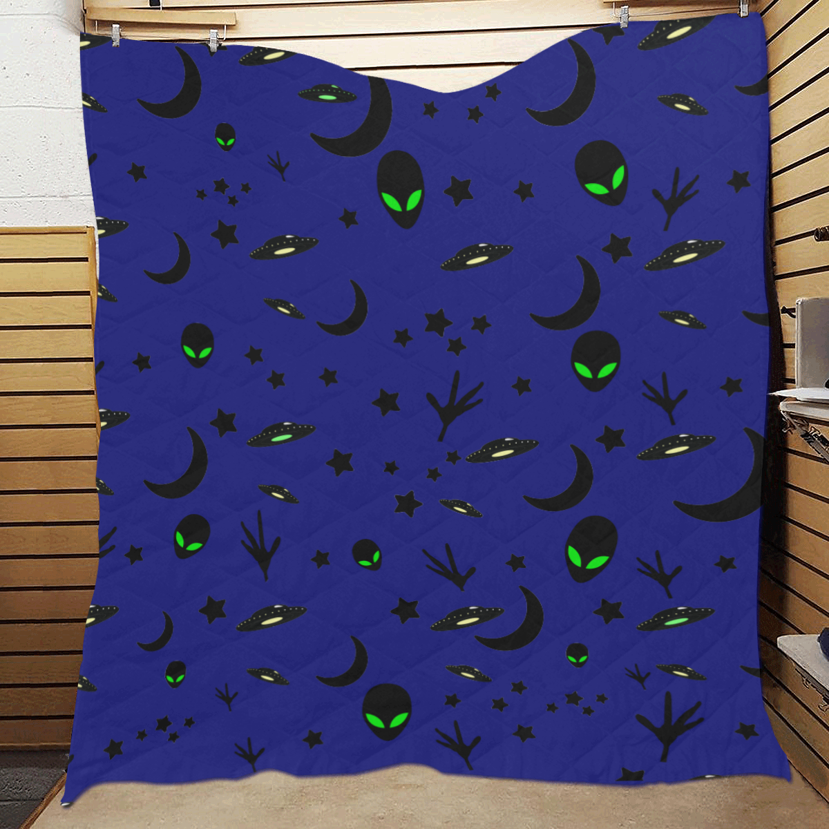 Alien Flying Saucers Stars Pattern Quilt 60"x70"